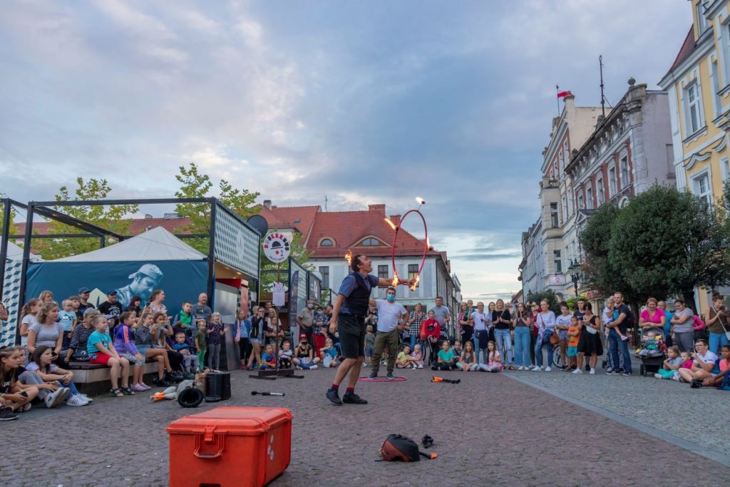 Występ uliczny na festiwalu BuskerBus w Krotoszynie