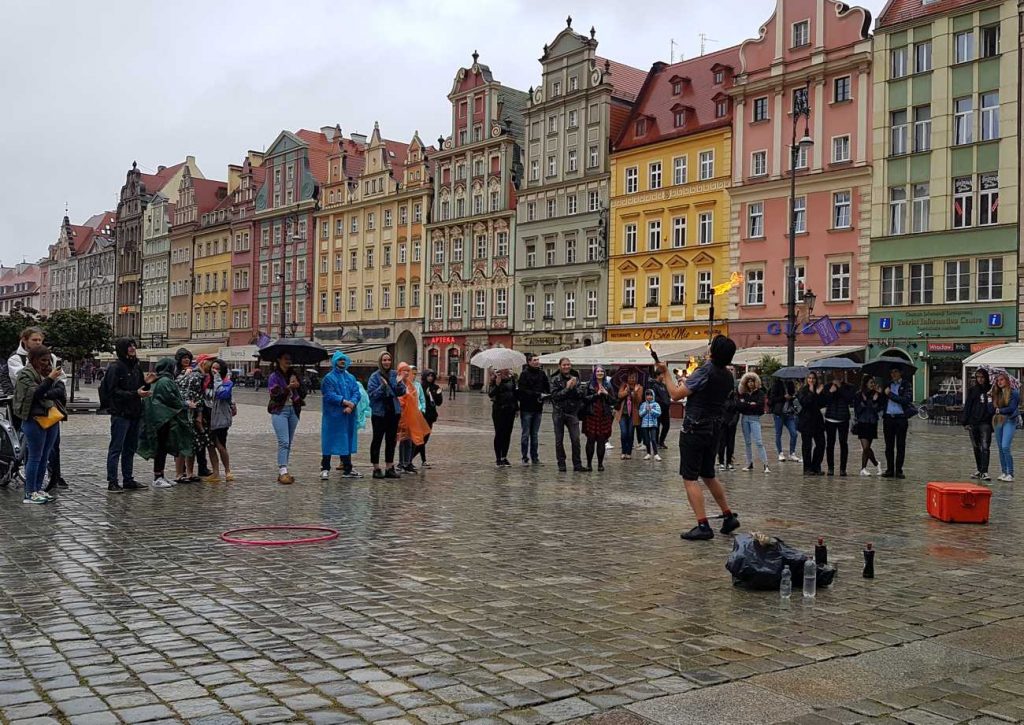 Busker Ian Deadly performing in the rain