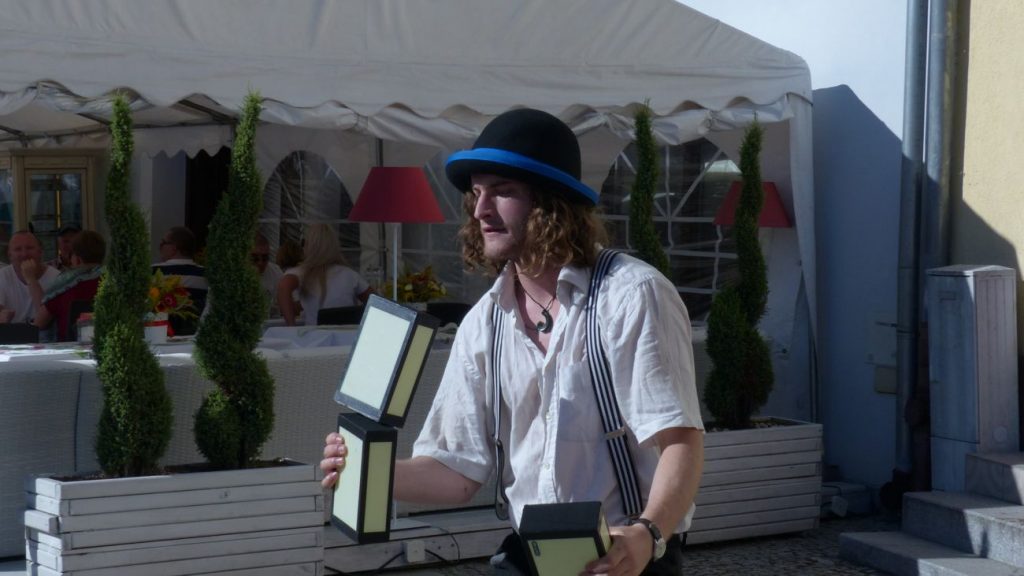 Matthias Goed performing his cigarbox  act