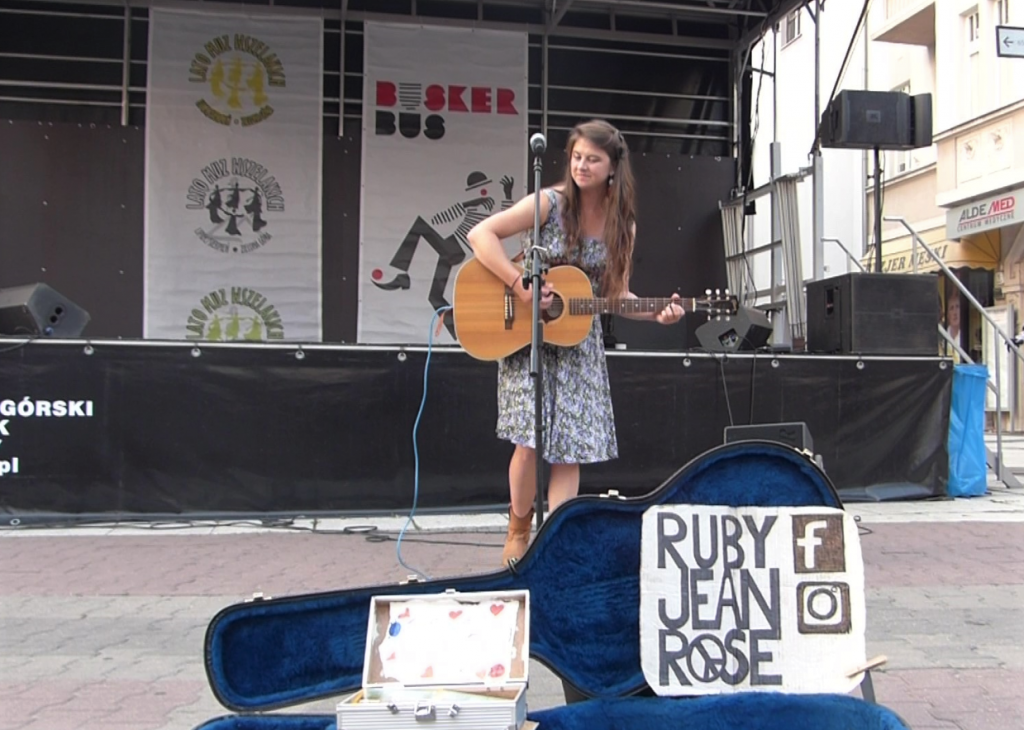 Ruby Jean Rose podczas występu ulicznego