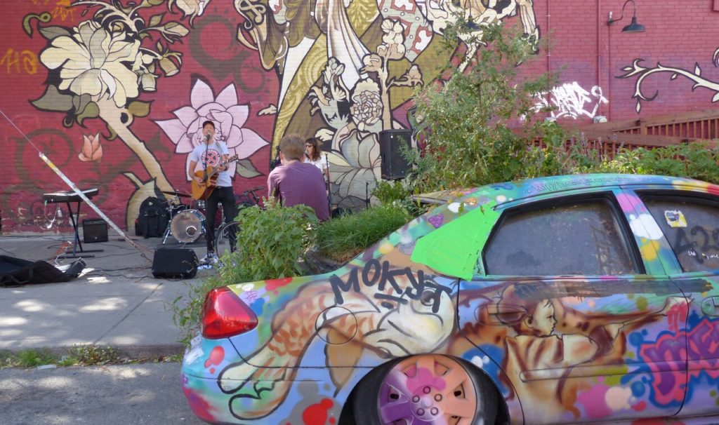 Street musicians performing in Kensington Market in Toronto (Canada)