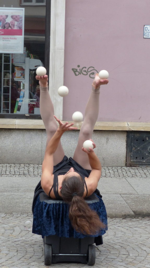 ariane juggling balls