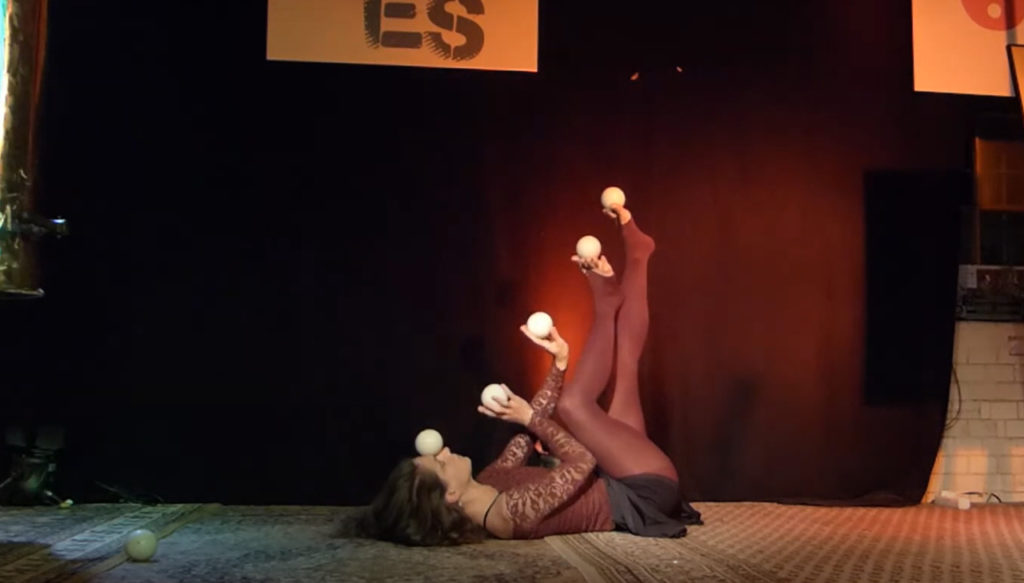 Ariane - żonglerka piłkami