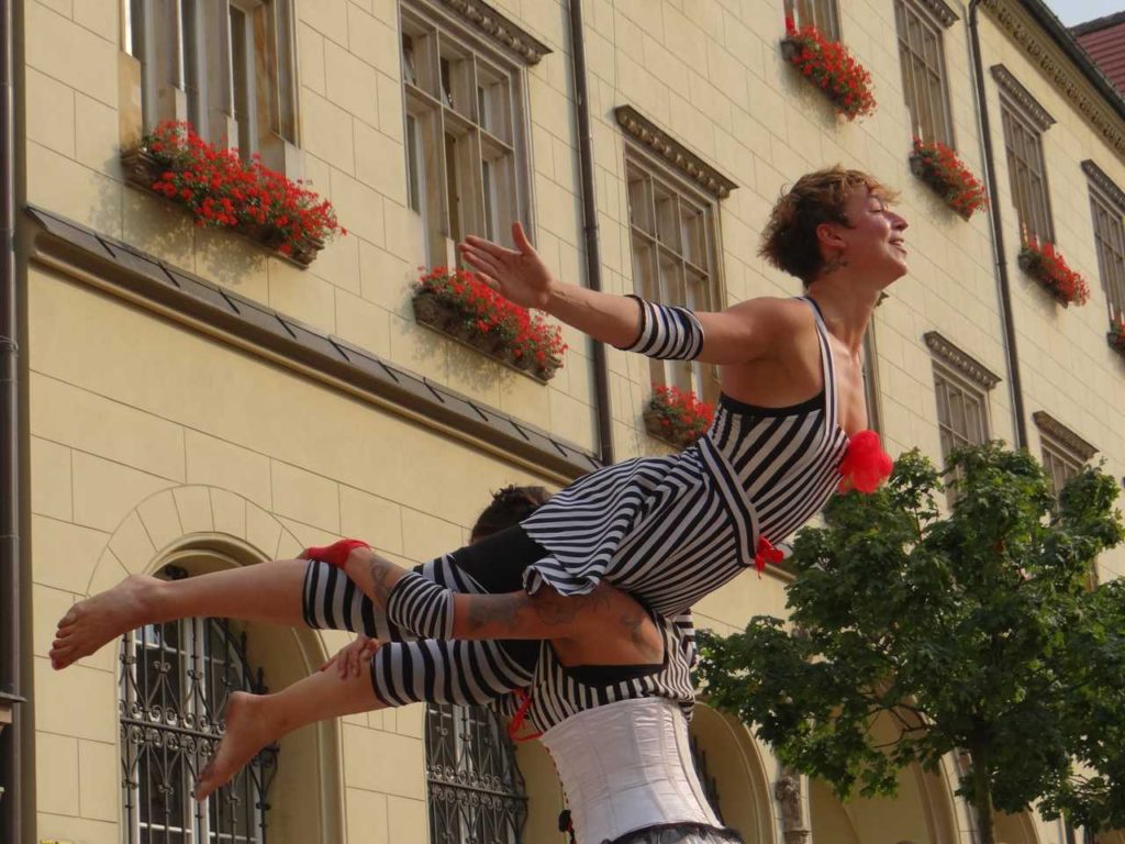 Street theatre Belle Etage at BuskerBus Festival