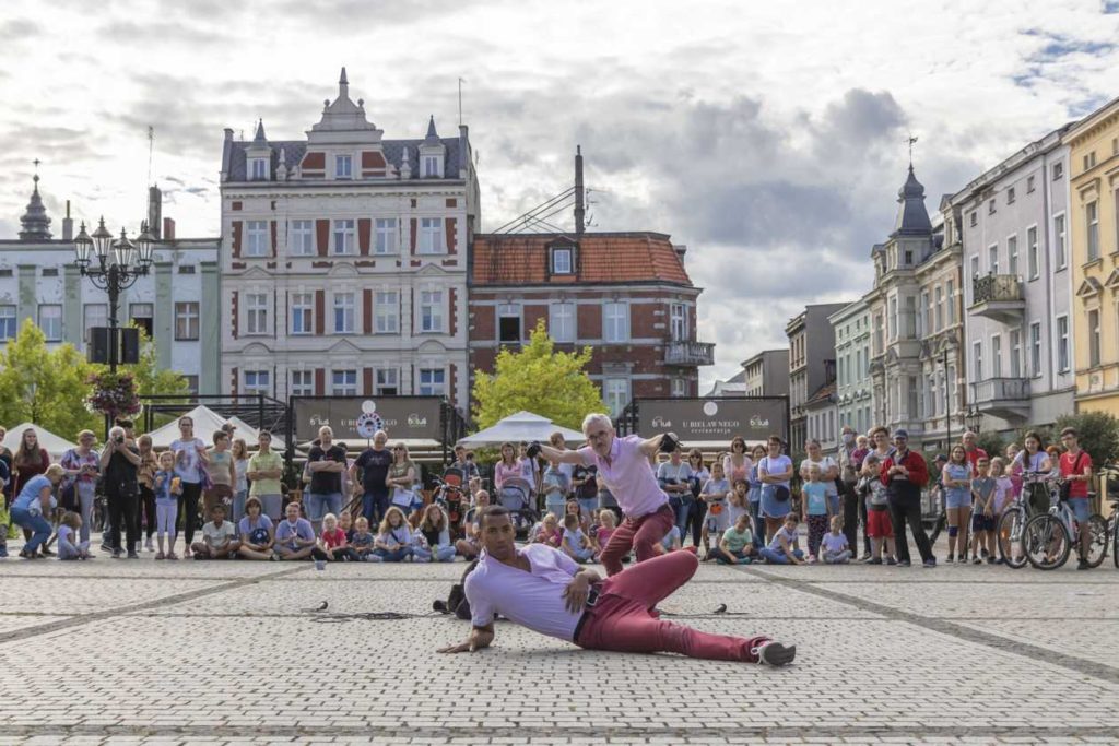 Umami Dancetheatre performing in Krotoszyn at BuskerBus 2020  