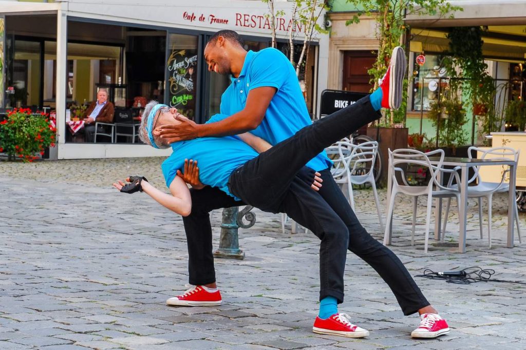 Umami Dancetheatre performing at BuskerBus 2020 in Wrocław 