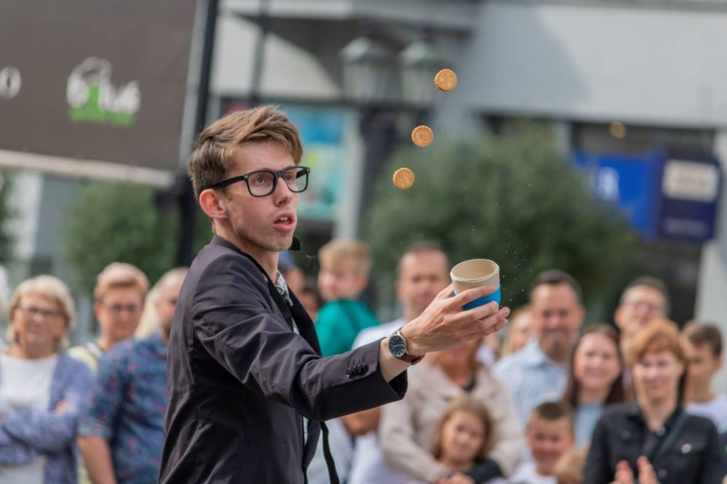 Sam Goodburn performing a cookie trick in Krotoszyn