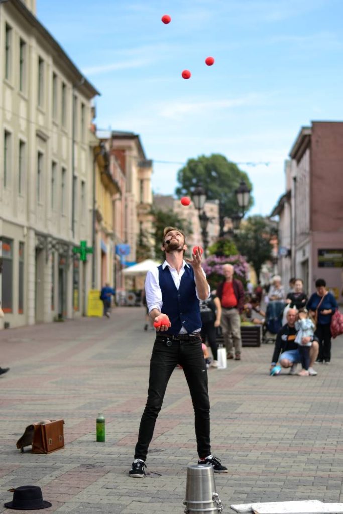 Circus performer Richard Filby juggling with balls in Zielona Góra