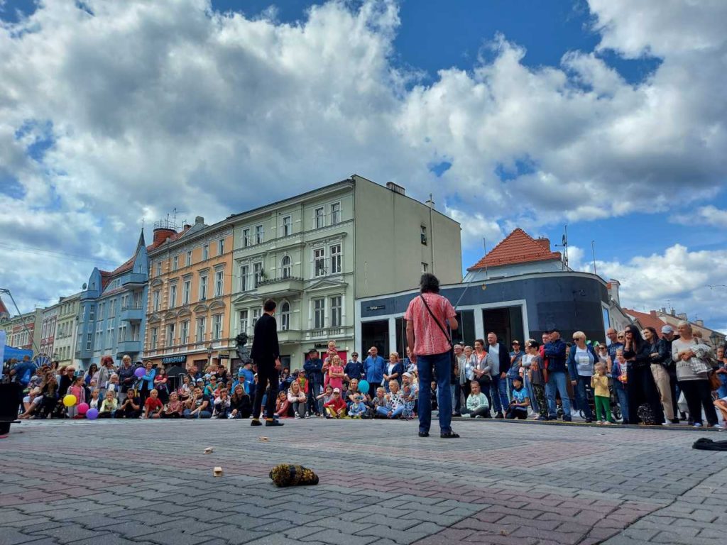 Performer Sam standing with a volunteer in Zielona Gora.