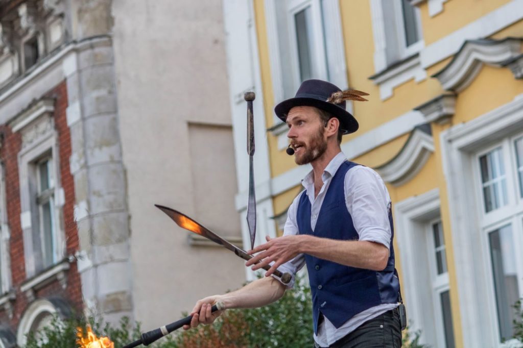 Richard Filby juggling knives at BuskerBus