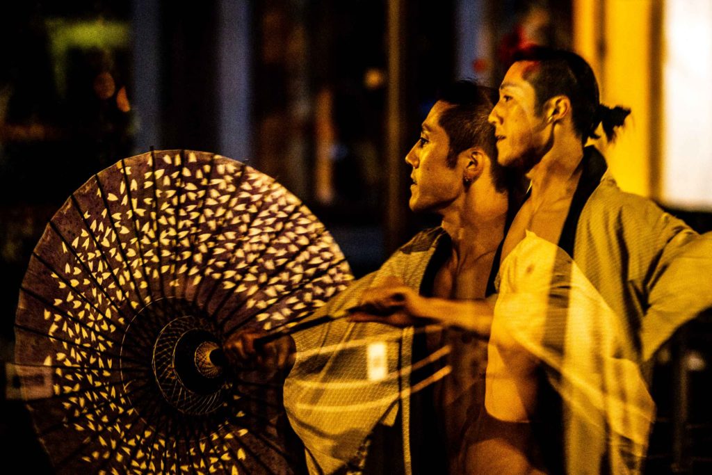 Busker Hayatonnu podczas pokazu tańca na festiwalu ulicznym
