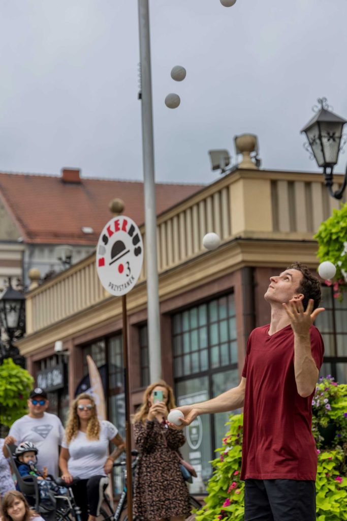 Juggler Domenyk La Terra performing in the street