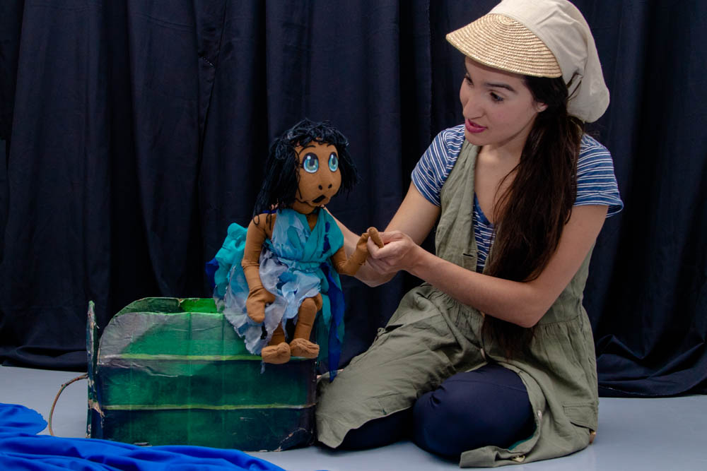 Aktorka Vanina Garaventa z lalką ubraną w niebieską sukienkę
