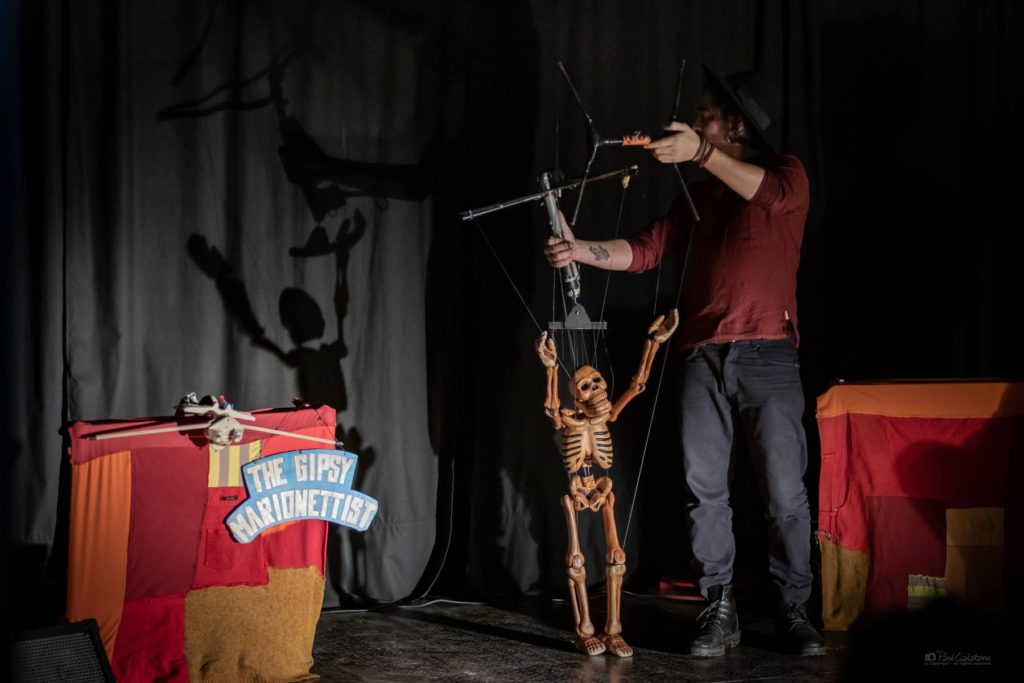 The Gipsy Marionettist z marionetką przedstawiającą kościotrupa