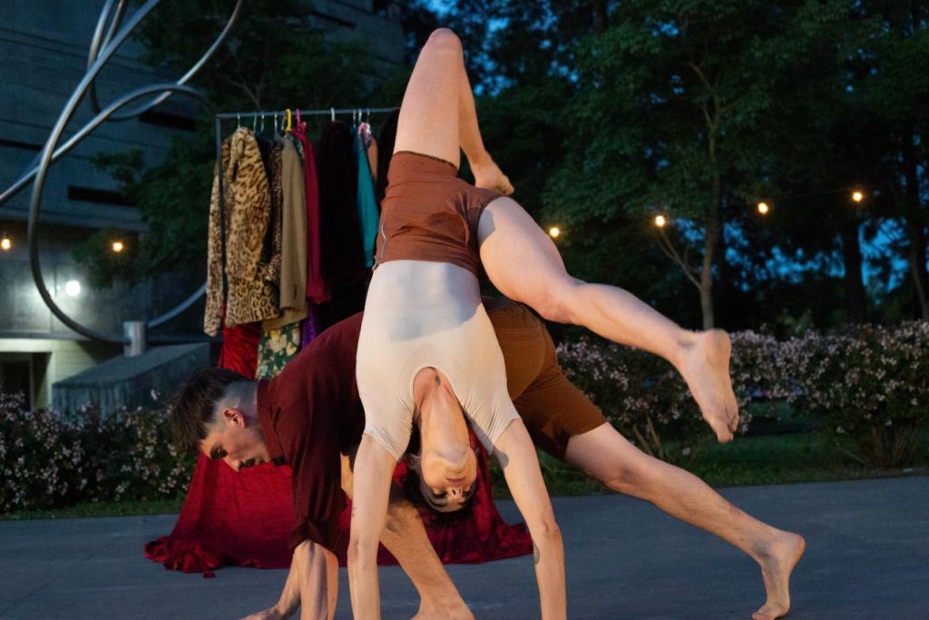 Duet artystów cyrkowych Rumba podczas pokazu wykonuje akrobacje