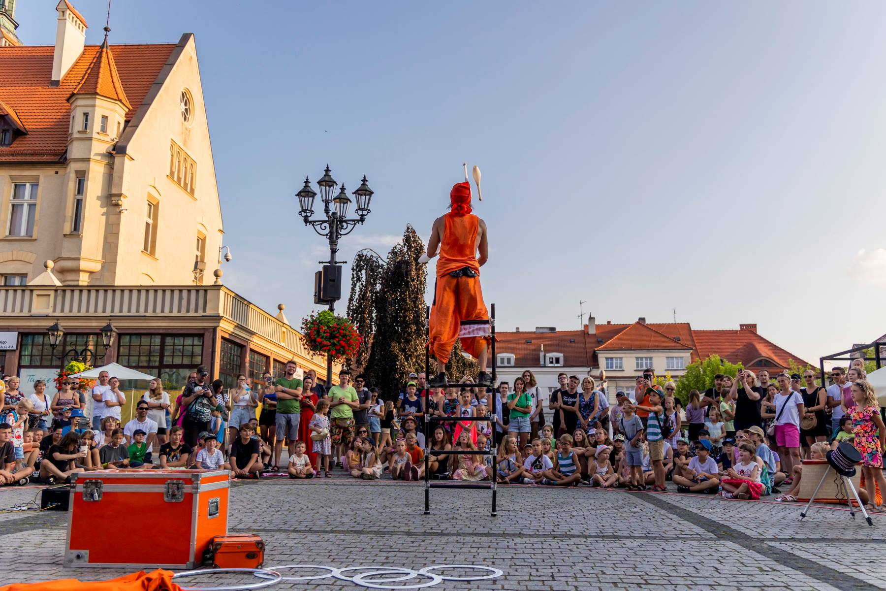 Street performer Monk - free ladder circus act
