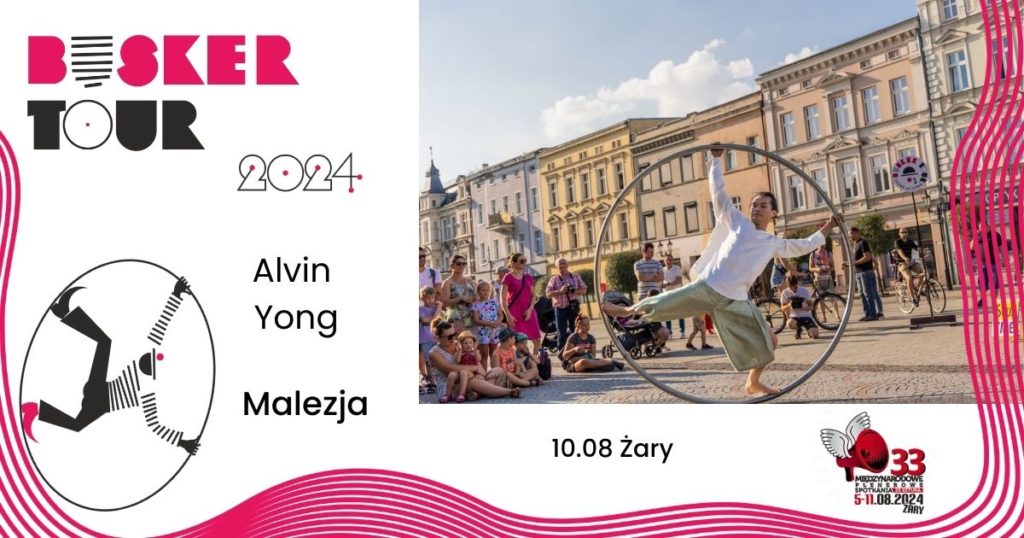 Artysta cyrkowy wykonuje akrobacje w dużym kole na Rynku w Krotoszynie. W tle znak z logo festiwalu Busker Tour. Po lewej jego ilustrowana postać.