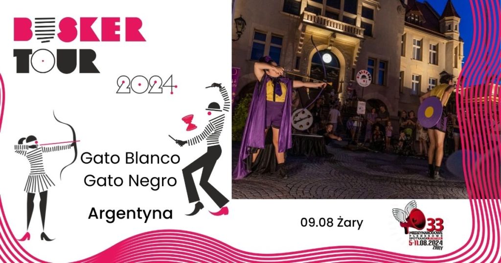 Para akrobatów ubrana w kostiumy w kolorach fioletowym i żółtym. Kobieta strzela z łuku w stronę tarczy trzymanej przez mężczyznę. Po lewej logo festiwalu Busker Tour oraz ilustrowane postacie. Jedna strzela z łuku, druga żongluje.