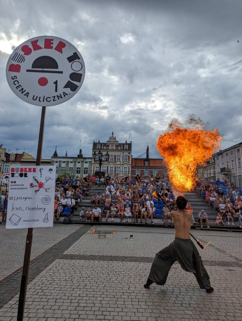 Kuo Chien Hung pluje ogniem podczas festiwalu Busker Tour w Krotoszynie