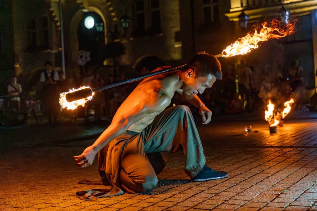 Busker Kuo Chien Hung występuje z płonącymi rekwizytami na ulicy