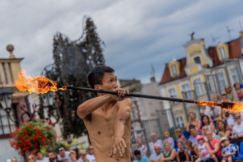 Artysta uliczny Kuo Chien Hung podczas występu fire show w Krotoszynie