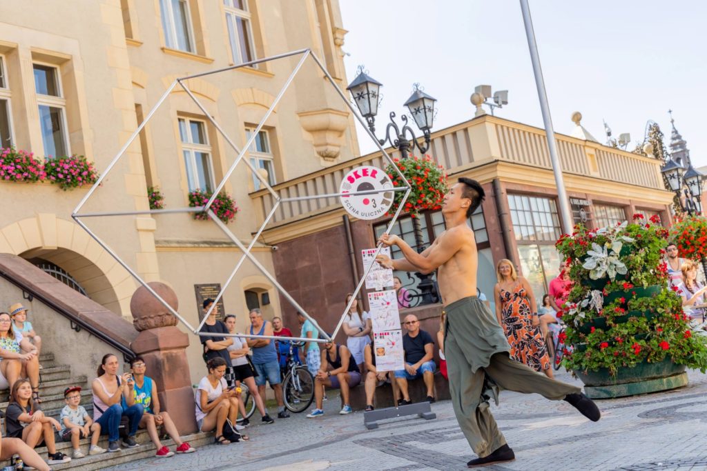 Street performer Kuo Chien Hung with a circus cube at Busker Tour in Krotoszyn 