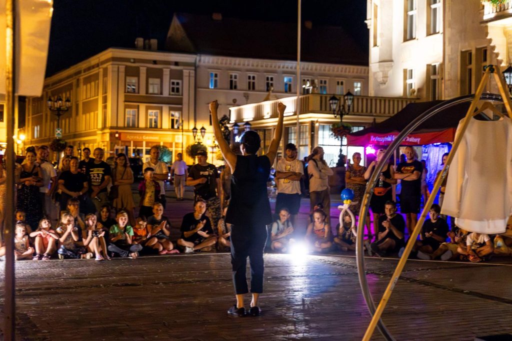 Pokaz podczas festiwalu sztuki ulicznej Busker Tour w Krotoszynie