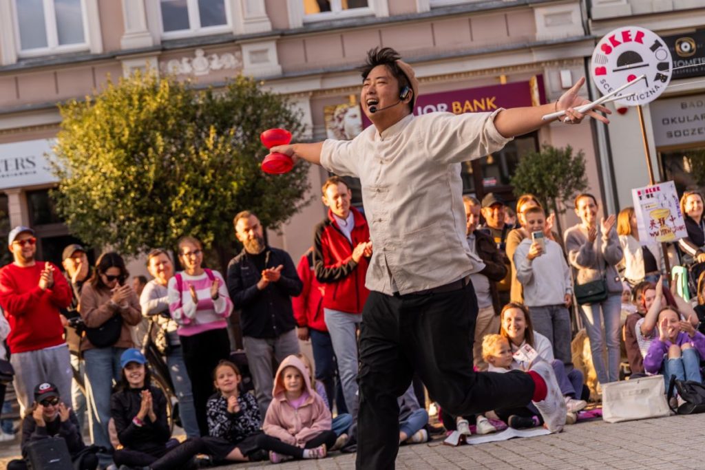 Wu Haw Jong_Festiwal Busker Tour fot. Joanna Dryjańska-Pluta Artysta uliczny Wu Haw Jong na festiwalu Busker Tour biegnie z diabolo