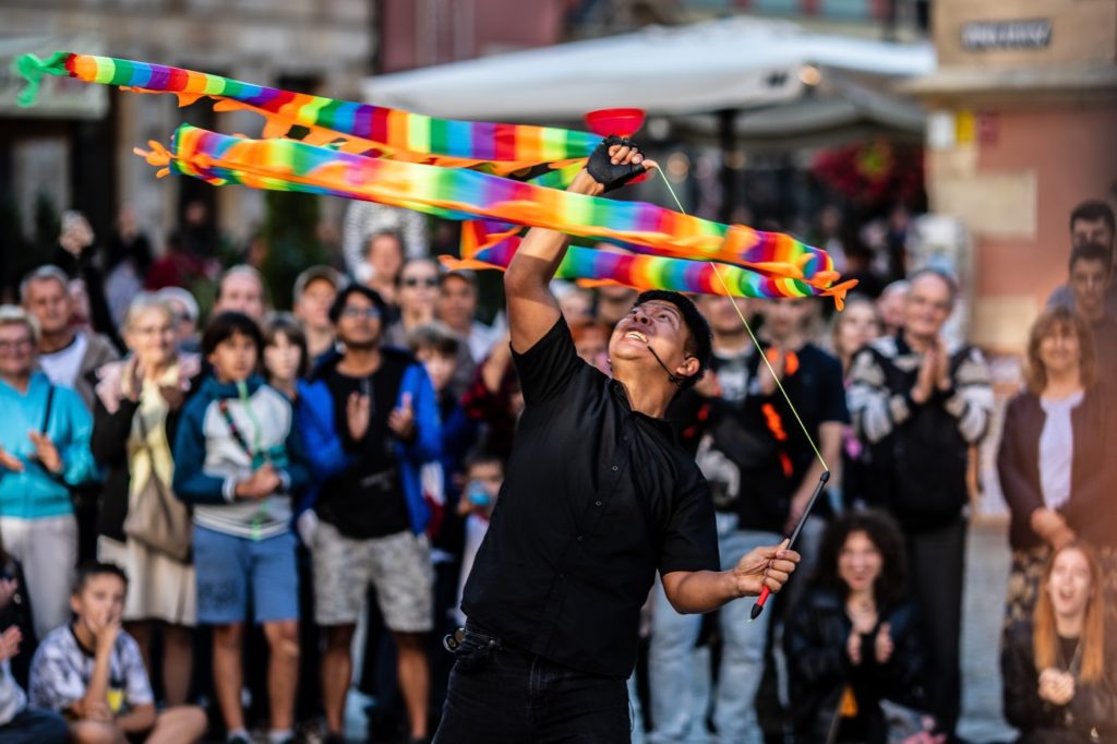 Artysta uliczny George Tsai na festiwalu Busker Tour fot. Tobiasz Papuczys Artysta uliczny podczas pokazu cyrkowego