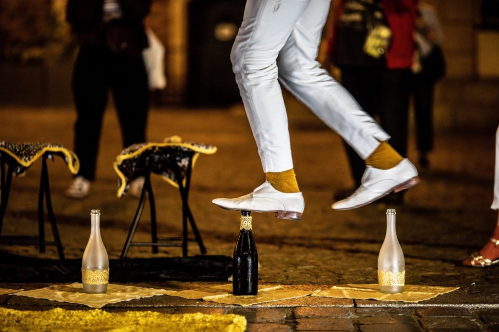 Busker Tour – pokaz cyrkowy fot. Tobiasz Papuczys Performer uliczny idzie po butelkach