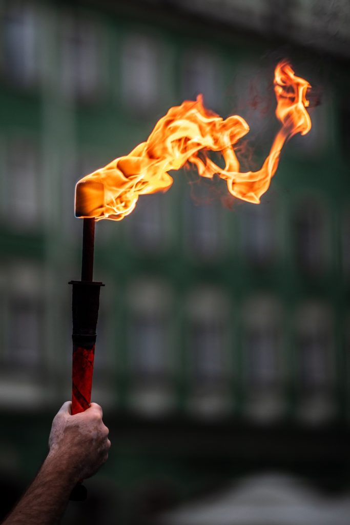 Płonąca pochodnia fot. Tobiasz Papuczys Busker trzyma płonącą pochodnię na festiwal cyrkowym Busker Tour