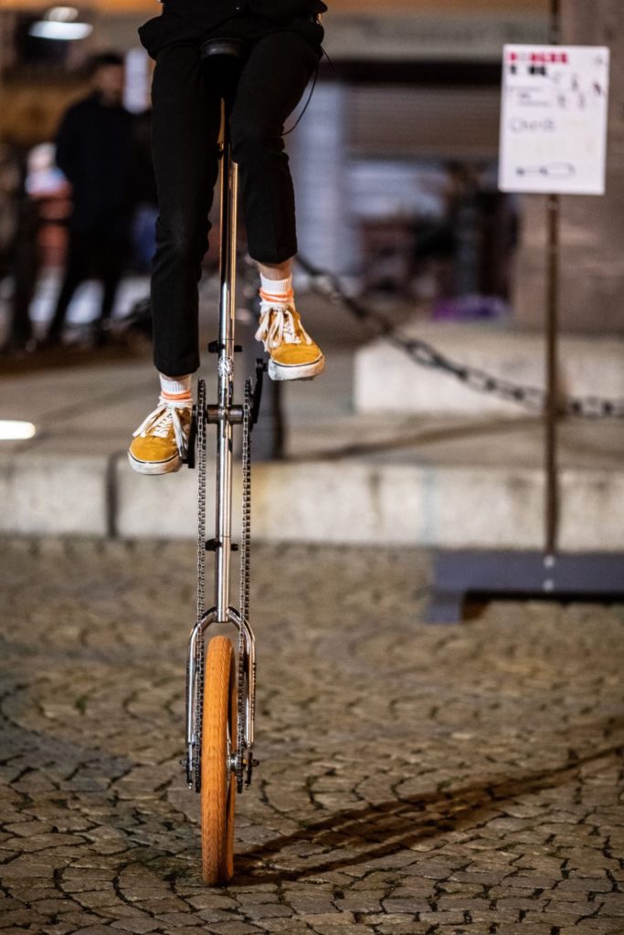 Artysta uliczny na monocyklu podczas festiwalu Busker Tour