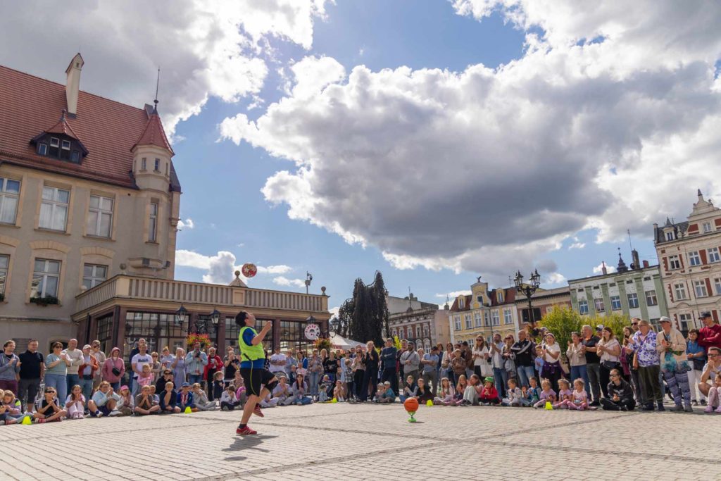 Stefan Florescu performing freestyle football tricks during a street show at Busker Tour in Krotoszyn.