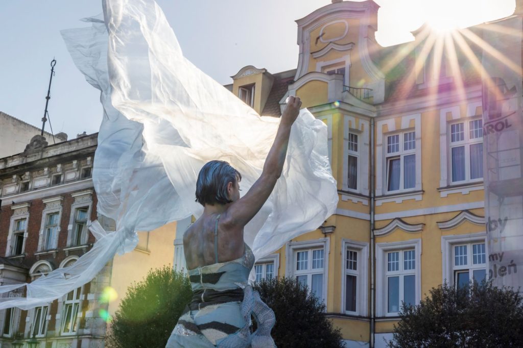 Żywa statua w stroju syrenki 