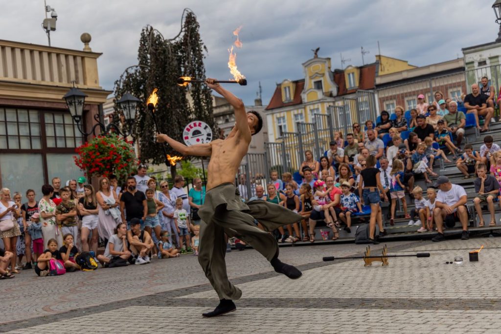 Artysta uliczny Kuo Chien Hung wykonuje taniec z ogniem na festiwalu Busker Tour w Krotoszynie